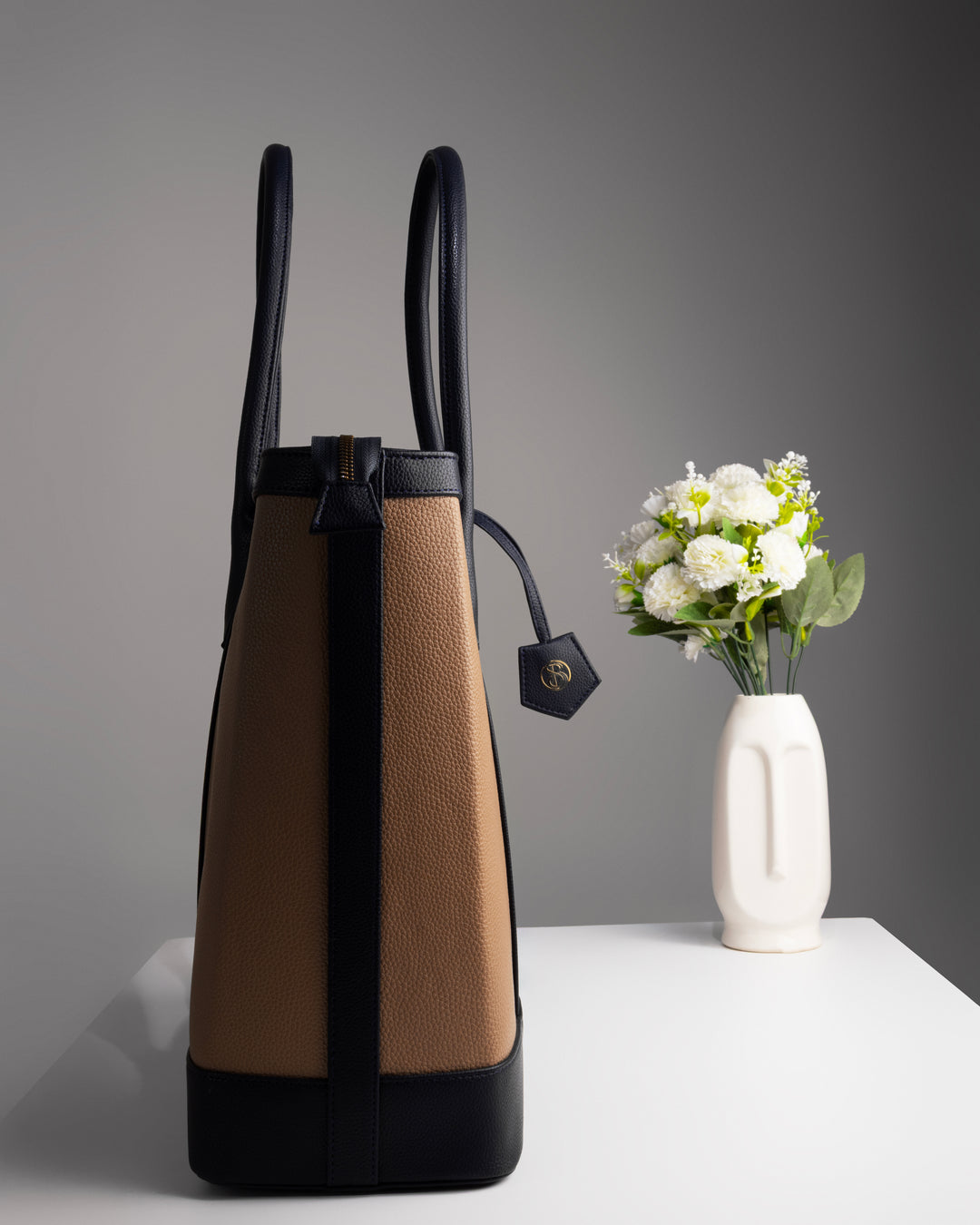 The Cambridge Classic Tote-Beige / navy combo